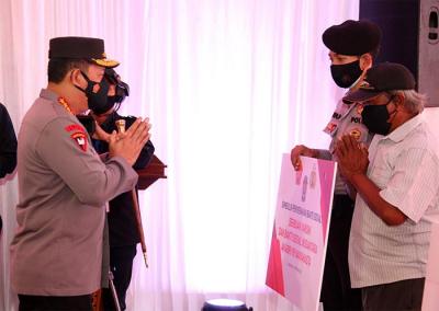 Serbuan vaksinasi dan bakti sosial yang diselenggarakan oleh Paguyuban Alumni AKABRI 1998 di Kabupaten Tangerang, Banten, Selasa (21/9/2021).