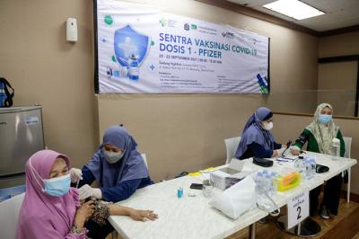 Vaksinator menyuntikkan vaksin Covid-19 jenis Pfizer kepada warga di Sentra Vaksinasi MNC Peduli di Gedung HighEnd, MNC Center, Kebon Sirih, Selasa (21/9/2021).