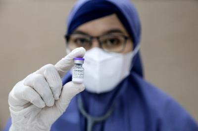 Vaksinator menyuntikkan vaksin Covid-19 jenis Pfizer kepada warga di Sentra Vaksinasi MNC Peduli di Gedung HighEnd, MNC Center, Kebon Sirih, Selasa (21/9/2021).