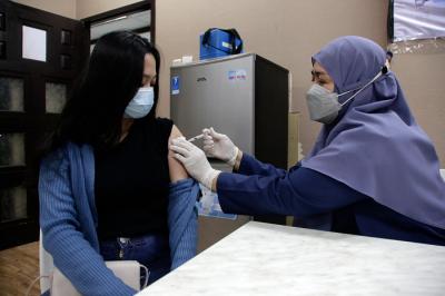 Vaksinator menyuntikkan vaksin Covid-19 jenis Pfizer kepada warga di Sentra Vaksinasi MNC Peduli di Gedung HighEnd, MNC Center, Kebon Sirih, Selasa (21/9/2021).