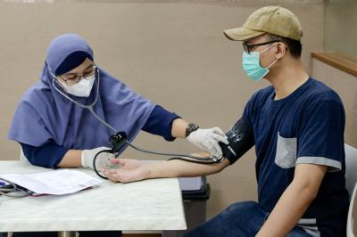 Vaksinator menyuntikkan vaksin Covid-19 jenis Pfizer kepada warga di Sentra Vaksinasi MNC Peduli di Gedung HighEnd, MNC Center, Kebon Sirih, Selasa (21/9/2021).