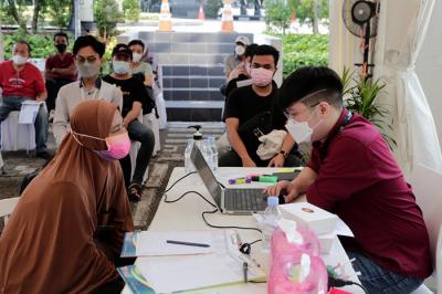 Vaksinator menyuntikkan vaksin Covid-19 jenis Pfizer kepada warga di Sentra Vaksinasi MNC Peduli di Gedung HighEnd, MNC Center, Kebon Sirih, Selasa (21/9/2021).