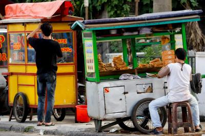 Suasana para pedagang kaki lima di sepanjang jalan raya Kebayoran Lama, Jakarta Selatan, Selasa (21/9/2021).