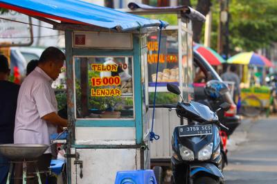 Suasana para pedagang kaki lima di sepanjang jalan raya Kebayoran Lama, Jakarta Selatan, Selasa (21/9/2021).