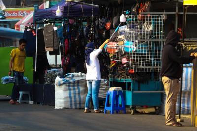 Suasana para pedagang kaki lima di sepanjang jalan raya Kebayoran Lama, Jakarta Selatan, Selasa (21/9/2021).