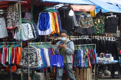 Suasana para pedagang kaki lima di sepanjang jalan raya Kebayoran Lama, Jakarta Selatan, Selasa (21/9/2021).