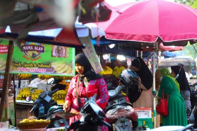 Suasana para pedagang kaki lima di sepanjang jalan raya Kebayoran Lama, Jakarta Selatan, Selasa (21/9/2021).
