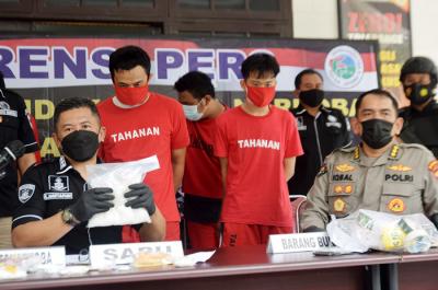 Pengungkapan peredaran narkotika jenis sabu di Kantor Ditresnarkoba Polda Jateng, Semarang, Jawa Tengah, Selasa (21/9/2021).