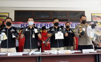 Pengungkapan peredaran narkotika jenis sabu di Kantor Ditresnarkoba Polda Jateng, Semarang, Jawa Tengah, Selasa (21/9/2021).