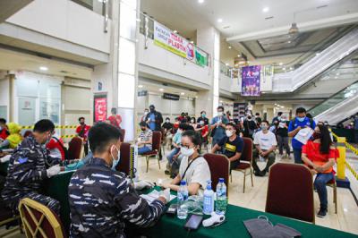 Warga menerima suntikan dosis vaksin Covid-19 jenis AstraZeneca di Serbuan Vaksinasi TNI AL, Mangga Dua Square, Pademangan, Jakarta Utara, Selasa (21/9/2021).