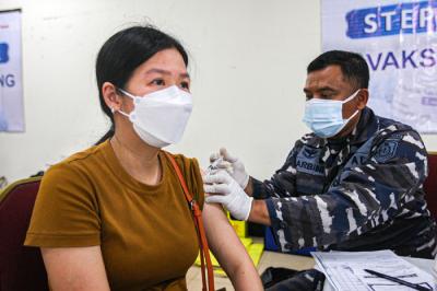 Warga menerima suntikan dosis vaksin Covid-19 jenis AstraZeneca di Serbuan Vaksinasi TNI AL, Mangga Dua Square, Pademangan, Jakarta Utara, Selasa (21/9/2021).