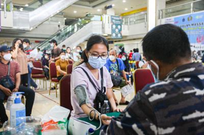 Warga menerima suntikan dosis vaksin Covid-19 jenis AstraZeneca di Serbuan Vaksinasi TNI AL, Mangga Dua Square, Pademangan, Jakarta Utara, Selasa (21/9/2021).