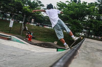 Sejumlah remaja sedang bermain skateboard di Taman Kalijodo, Jakarta Barat, Selasa (21/9/2021).