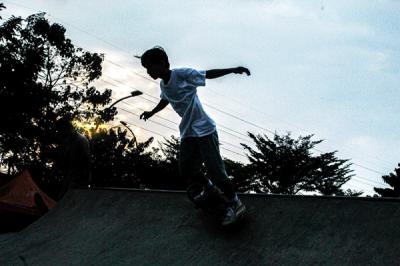 Sejumlah remaja sedang bermain skateboard di Taman Kalijodo, Jakarta Barat, Selasa (21/9/2021).