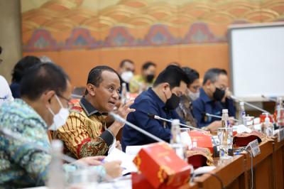 Menteri BUMN Erick Thohir bersama Menteri Investasi/Kepala Badan Koordinasi Penanaman Modal Bahlil Lahadalia saat rapat kerja di Jakarta, Rabu (22/9/2021).