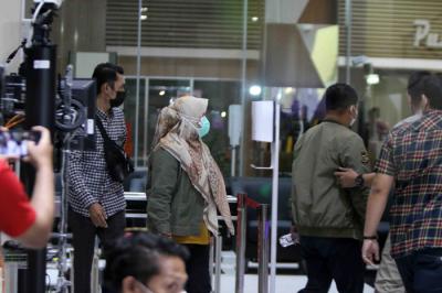 Bupati Kolaka Timur Andi Merya Nur (tengah) saat tiba untuk menjalani pemeriksaan di Gedung Merah Putih KPK, Jakarta, Rabu (22/9/2021).