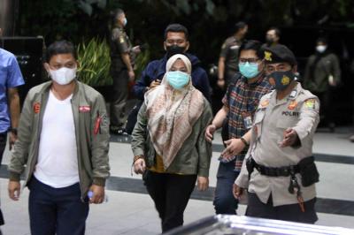 Bupati Kolaka Timur Andi Merya Nur (tengah) saat tiba untuk menjalani pemeriksaan di Gedung Merah Putih KPK, Jakarta, Rabu (22/9/2021).