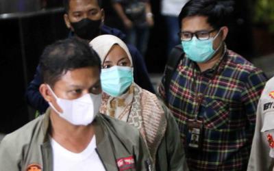 Bupati Kolaka Timur Andi Merya Nur (tengah) saat tiba untuk menjalani pemeriksaan di Gedung Merah Putih KPK, Jakarta, Rabu (22/9/2021).