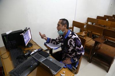Suasana perkuliahan hybrid atau perpaduan pembelajaran daring dan luring, di Fakultas Hukum Universitas Wijaya Kusuma Surabaya, Jawa Timur, Rabu (22/9/2021).