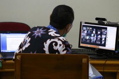 Suasana perkuliahan hybrid atau perpaduan pembelajaran daring dan luring, di Fakultas Hukum Universitas Wijaya Kusuma Surabaya, Jawa Timur, Rabu (22/9/2021).