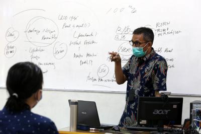 Suasana perkuliahan hybrid atau perpaduan pembelajaran daring dan luring, di Fakultas Hukum Universitas Wijaya Kusuma Surabaya, Jawa Timur, Rabu (22/9/2021).