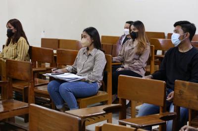 Suasana perkuliahan hybrid atau perpaduan pembelajaran daring dan luring, di Fakultas Hukum Universitas Wijaya Kusuma Surabaya, Jawa Timur, Rabu (22/9/2021).
