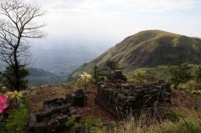 Jejak-jejak kekuasaan kerjaan termashur pada abad 15 itupun mudah ditemui disegala penjuru tanah air.