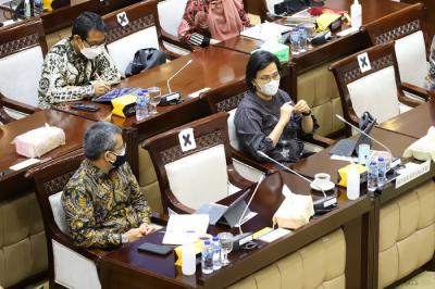 Menteri Keuangan Sri Mulyani mengikuti rapat kerja dengan Komisi XI DPR di Kompleks Parlemen, Senayan, Jakarta, Rabu (22/9/2021).