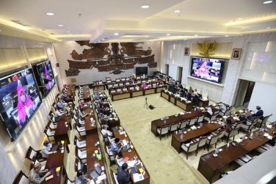 Menteri Keuangan Sri Mulyani mengikuti rapat kerja dengan Komisi XI DPR di Kompleks Parlemen, Senayan, Jakarta, Rabu (22/9/2021).