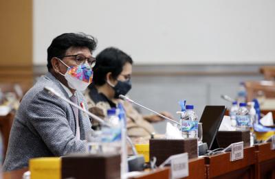 Menteri Komunikasi dan Informatika Johnny G Plate saat mengikuti Rapat Kerja dengan Komisi I DPR di Kompleks Parlemen Senayan, Jakarta, Rabu (22/9/2021).