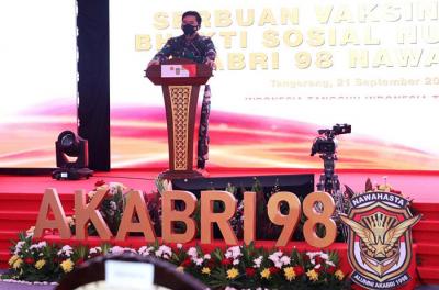 Panglima TNI Marsekal TNI Hadi Tjahjanto meninjau serbuan vaksinasi dan Bhakti Sosial Nusantara Akabri 98 Nawahasta di Tangerang, Banten, Selasa (21/9/2021).