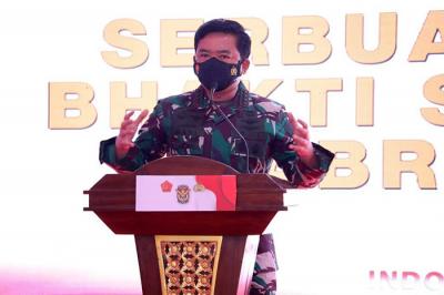 Panglima TNI Marsekal TNI Hadi Tjahjanto meninjau serbuan vaksinasi dan Bhakti Sosial Nusantara Akabri 98 Nawahasta di Tangerang, Banten, Selasa (21/9/2021).