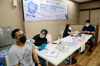 Vaksinator menyuntikkan vaksin Covid-19 kepada warga di Sentra Vaksinasi MNC Peduli di Gedung HighEnd, MNC Center, Kebon Sirih, Jakarta Pusat, Rabu (22/9/2021).