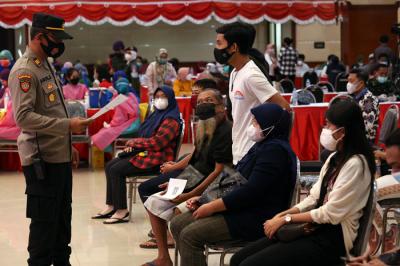 Vaksinasi merdeka serentak di Universitas Wijaya Kusuma Surabaya, Jawa Timur, Rabu (22/9/2021).