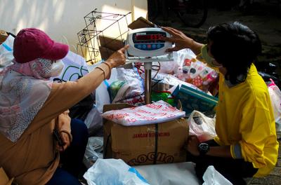 Warga mengumpulkan sampah yang akan dikonversi ke dalam buku tabungan di kawasan Jakarta Selatan, Selasa (21/9/2021).