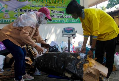 Warga mengumpulkan sampah yang akan dikonversi ke dalam buku tabungan di kawasan Jakarta Selatan, Selasa (21/9/2021).