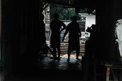 Warga beraktivitas tanpa mengenakan masker di permukiman kelas rendah di Jakarta, Kamis (23/9/2021).