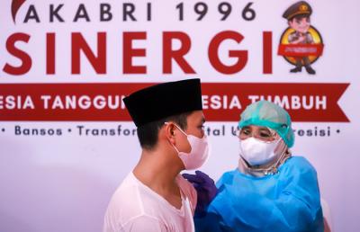 Launching transformasi digital UMKM Presisi, penyerahan bansos dan vaksinasi massal di SMKN 2 Tangerang, Banten, Kamis (23/9/2021).
