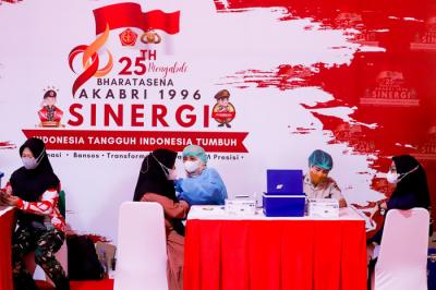 Launching transformasi digital UMKM Presisi, penyerahan bansos dan vaksinasi massal di SMKN 2 Tangerang, Banten, Kamis (23/9/2021).