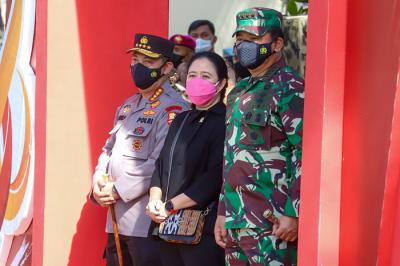 Launching transformasi digital UMKM Presisi, penyerahan bansos dan vaksinasi massal di SMKN 2 Tangerang, Banten, Kamis (23/9/2021).