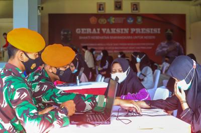 Launching transformasi digital UMKM Presisi, penyerahan bansos dan vaksinasi massal di SMKN 2 Tangerang, Banten, Kamis (23/9/2021).