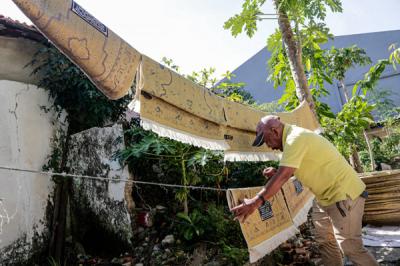 Pekerja menjemur sajadah di Kawasan Kebon Melati, Tanah Abang, Jakarta Pusat, Kamis (23/9/2021).