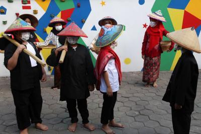 Pelajar sekolah karakter SD Muhammadiyah 24 Surabaya memainkan drama berkisah petani di halaman SD Muhammadiyah 24 Surabaya, Jawa Timur, Kamis (23/9/2021).