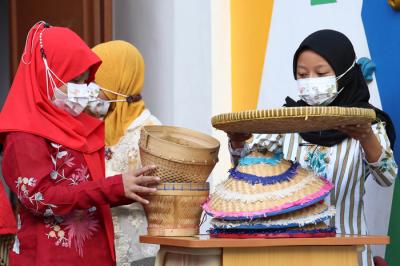 Pelajar sekolah karakter SD Muhammadiyah 24 Surabaya memainkan drama berkisah petani di halaman SD Muhammadiyah 24 Surabaya, Jawa Timur, Kamis (23/9/2021).