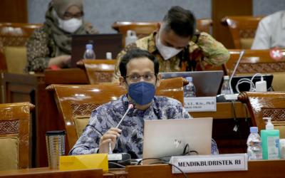 Mendikbudristek Nadiem Makarim saat mengikuti rapat kerja dengan Komisi X DPR di Kompleks Parlemen, Senayan, Jakarta, Kamis (23/9/2021).