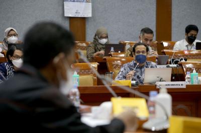 Mendikbudristek Nadiem Makarim saat mengikuti rapat kerja dengan Komisi X DPR di Kompleks Parlemen, Senayan, Jakarta, Kamis (23/9/2021).