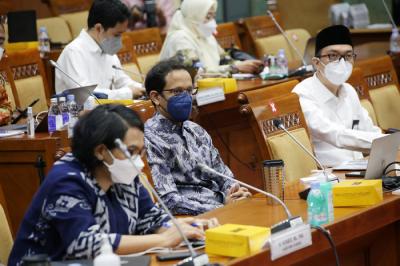 Mendikbudristek Nadiem Makarim saat mengikuti rapat kerja dengan Komisi X DPR di Kompleks Parlemen, Senayan, Jakarta, Kamis (23/9/2021).