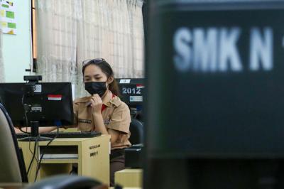 Guru pengajar saat mengawasi pelaksanaan Asesmen Nasional Berbasis Komputer (ANBK) 2021 di SMK 15, Jakarta, Rabu (22/9/2021).
