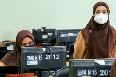 Guru pengajar saat mengawasi pelaksanaan Asesmen Nasional Berbasis Komputer (ANBK) 2021 di SMK 15, Jakarta, Rabu (22/9/2021).