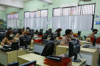 Guru pengajar saat mengawasi pelaksanaan Asesmen Nasional Berbasis Komputer (ANBK) 2021 di SMK 15, Jakarta, Rabu (22/9/2021).